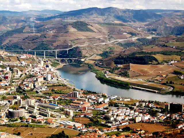 Paisagem do Douro em Peso da Régua, distrito de Vila Real no Alto Douro &copy; Internet, ilustração