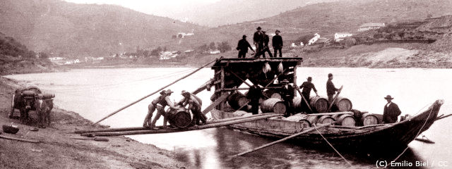 Barcos rabelos transportavam as barricas dos Vinhos do Douro  (Alto Douro) &copy; /Ilustração