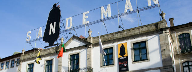 Vila Nova de Gaia, o célebre Vinho do Porto das adegas de Vila Nova de Gaia, Porto (fundo) &copy; Marco Varisco / CC