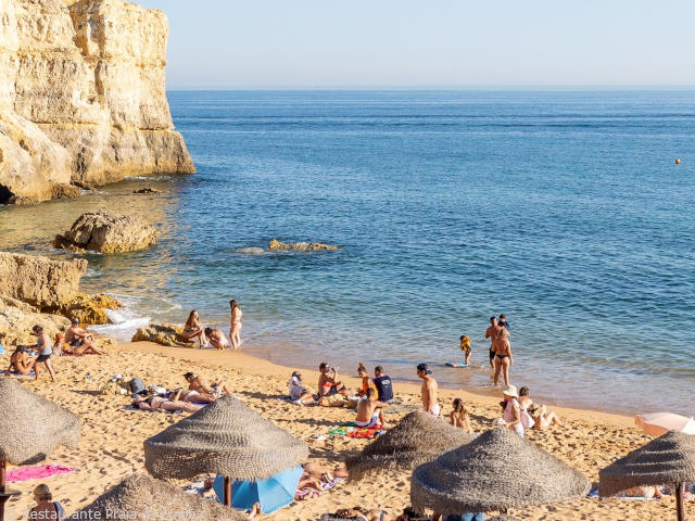 Praia da Coelha, Albufeira, Distrito de Faro (Algarve), Sul de Portugal © Restaurante Praia da Coelha, ilustração
