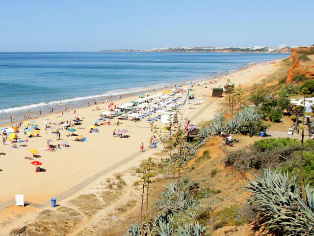Praia do Barranco das Belharucas, Albufeira, Distrito de Faro (Algarve), Sul de Portugal © / Visit Portugal, ilustração