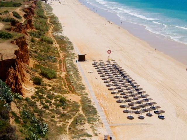 Praia do Barranco das Belharucas, Albufeira, Distrito de Faro (Algarve), Sul de Portugal © / Visit Portugal, ilustração
