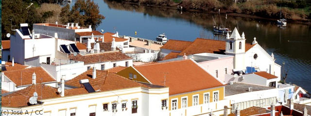 Vista de Alcoutim, Distrito de Faro (Algarve) &copy; José A / CC, ilustração