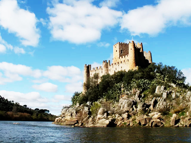 Castelo de Almourol, concelho de Vila Nova da Barquinha, distrito de Santarém, no Ribatejo &copy; / Internet, ilustração