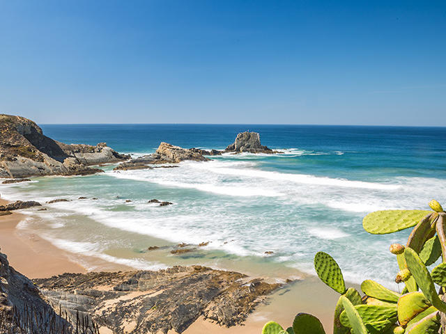 Praia de Zambujeira do Mar em Odemira, Distrito de Beja, Baixo Alentejo &copy; / Turismo CM Odemira, ilustração