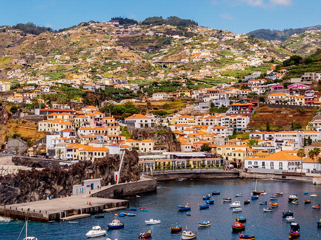 Vista de Câmara de Losbos, Ilha da Madeira, Portugal &copy; Visit Madeira, ilustração