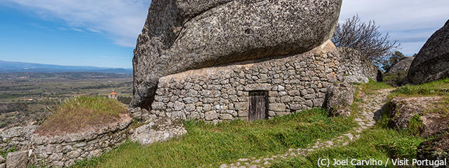 Vista no Geopark Serra da Estrêla (Distritos da Guarda e de Castelo Branco, na Beira Interior) &copy; / Joel Carvalho / Visit Portugal, ilustração