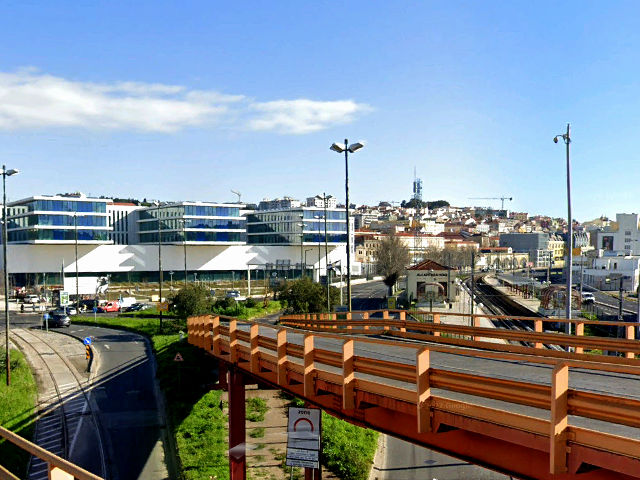 Vista do Hospital CUF Tejo desde o Viaduto de Alcânta, Freguesia de Alcântara, Lisboa ©  Google Earth Pro