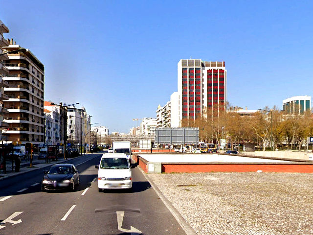 Avenida da República, na altura do Campo Pequeno, Freguesia das Avenidas Novas, Lisboa &copy; Google Earth Pro