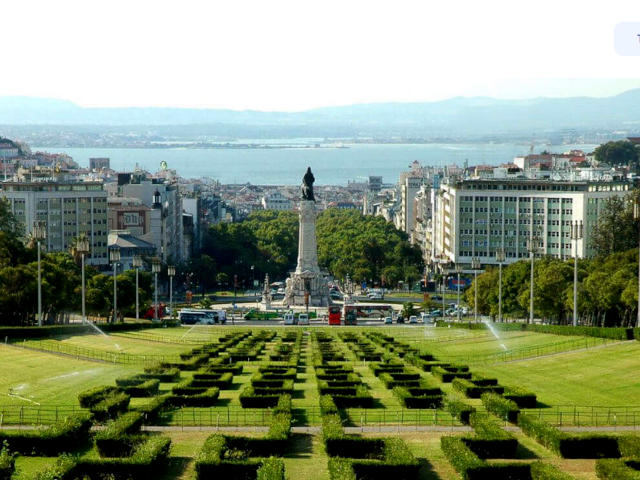 Vista do Parque Eduardo VII e de Lisboa até a margem sul do Rio Tejo, Freguesia de Avenidas Novas, Lisboa © JF Avenidas Novas, ilustração