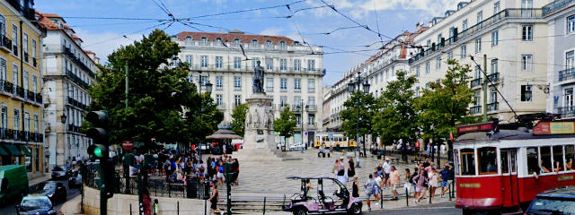 Bairro Alto - Vista da Praça Luís de Camões desde o Largo do Chiado, Freguesia da Misericórdia, Lisboa &copy; Google Earth Pro