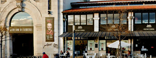O popular Mercado da Ribeira, Avenida 24 de Julho, Freguesia da Misericórdia, Lisboa &copy; Google Earth Pro