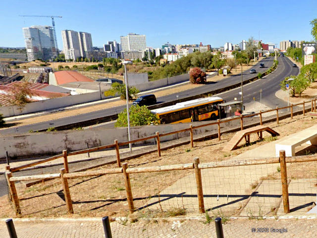 Calçada dos Mestres, bairro Calçada dos Mestres,, Freguesia de Campolide, Lisboa &copy; Google Earth Pro
