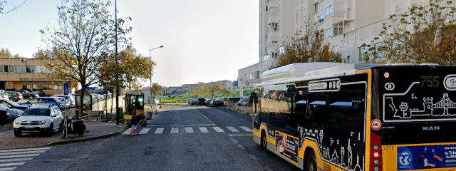 Blocos de apartamentos residenciais, Bairro dos Lóios, Rua Pardal Monteiro, Freguesia de Marvila, Lisboa &copy; Google Earth Pro