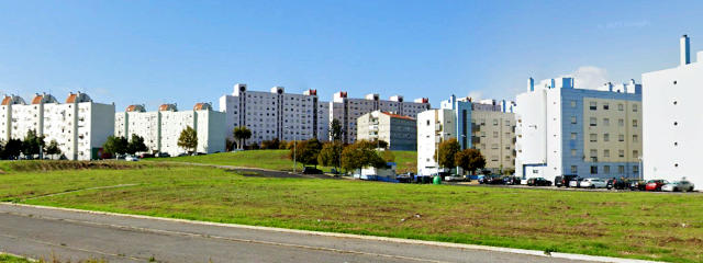 Habitações sociais na Rua José Cochofel, zona central de Marvila, Freguesia de Marvila,, Lisboa &copy; Google Earth Pro
