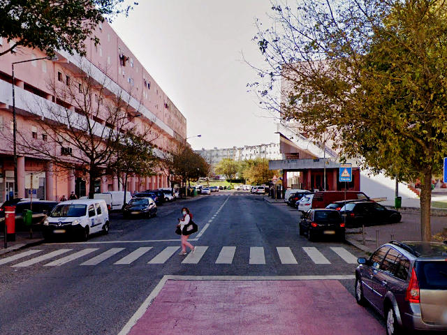 Edifício Pantera Cor de Rosa, Bairro dos Lóios, Rua Luís Cristino da Silva, Freguesia de Marvila, Lisboa &copy; Google Earth Pro