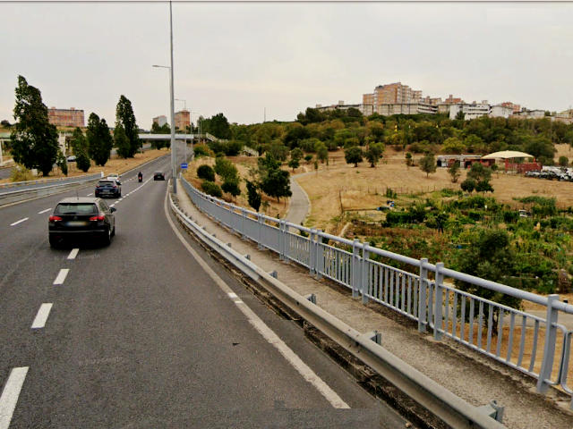 Avenida Marechal Antônio de Spínola, Vale do Fundão à direita Freguesia de Marvila, Lisboa &copy; Google Earth Pro