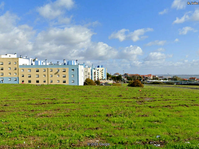 Apartamentos sociais na Rua João José Cochofel, com a linha ferroviária e o Rio Tejo ao fundo zona central de Marvila, Freguesia de Marvila, Lisboa &copy; Google Earth Pro