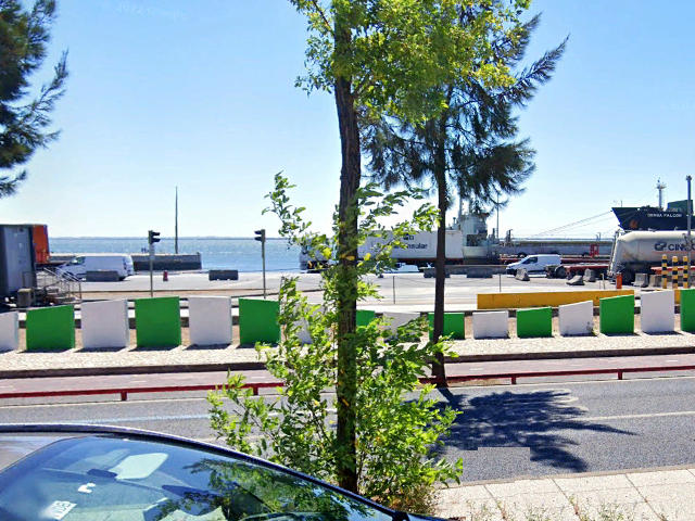 Vista da Doca Poço do Bispo na Rua da Cintura do Porto de Lisboa, Poço do Bispo, Freguesia de Marvila, Lisboa &copy; Google Earth Pro