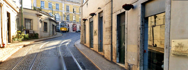Rumo ao Chiado, na Calçada de São Francisco, Freguesia da Misericórdia, Lisboa &copy; Google Earth Pro