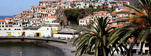 Câmara de Lobos Bay, Madeira Island, Portugal &copy; Andy Hawkins/CC, illustration