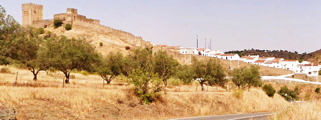 Vista de Mértola e do Castelo (ao topo) (Beja) Baixo Alentejo &copy; GEP, ilustração