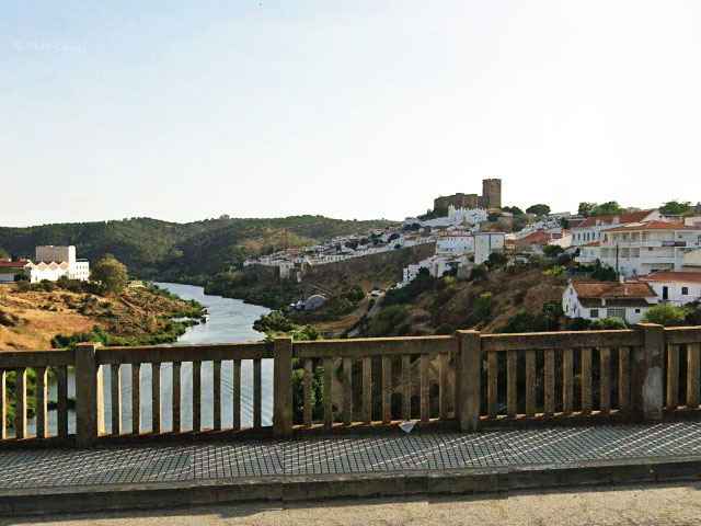 Vista de Mértola da ponte sobre o Rio Guadiana, Baixo Alentejo (Beja) &copy; GEP, ilustração