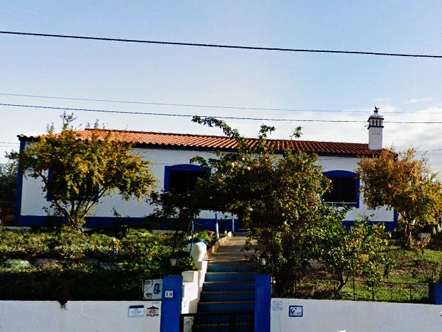 Casa e chaminés típicas no Centro de Ourique (Distrito de Beja), no Baixo Alentejo &copy; GEP, ilustração