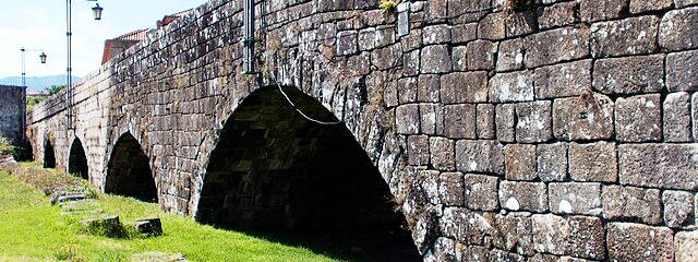 Trecho romano da ponte de Ponte de Lima, distrito de Viana do Castelo, Alto Minho &copy; xicodaponte / Wikipedia, ilustração