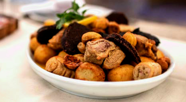 Rojões à minhota, prato da típica Cozinha do Minho &copy; / ilustração