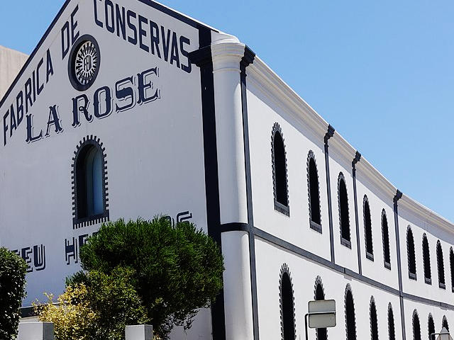 Fábrica de Conservas Feu Hermanos, Portimão &copy; José Olgon /CC - Wikipedia