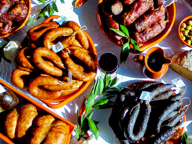 Cozinha tradicional de Valpaços (Distrito de Vila Real), em Alto Douro Trás-os-Montes &copy; CM de Valpaços, ilustração