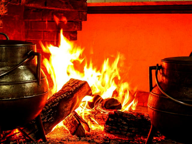 Fumeiro (produtos defumados) de Valpaços IGP, típico de Valpaços (Distrito de Vila Real), em Alto Douro Trás-os-Montes &copy; CM de Valpaços, ilustração